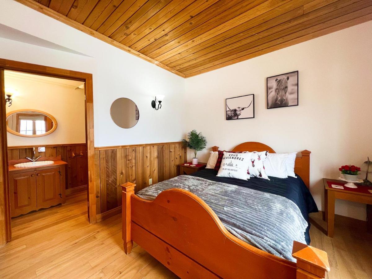Auberge Au Poste De Traite Sainte-Famille Exteriör bild