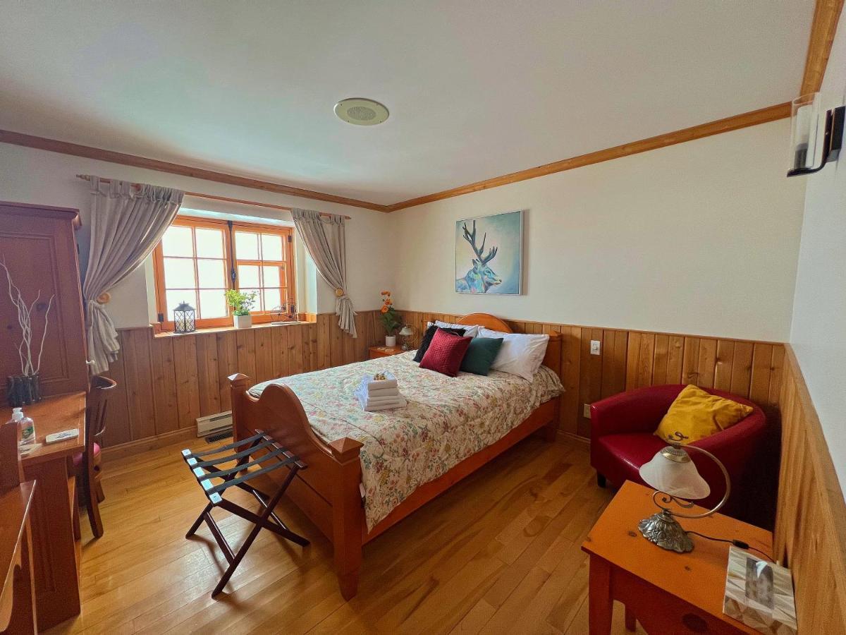 Auberge Au Poste De Traite Sainte-Famille Exteriör bild