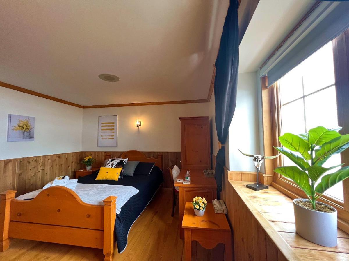 Auberge Au Poste De Traite Sainte-Famille Exteriör bild