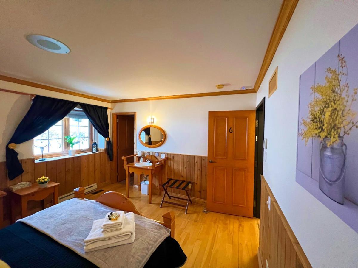 Auberge Au Poste De Traite Sainte-Famille Exteriör bild